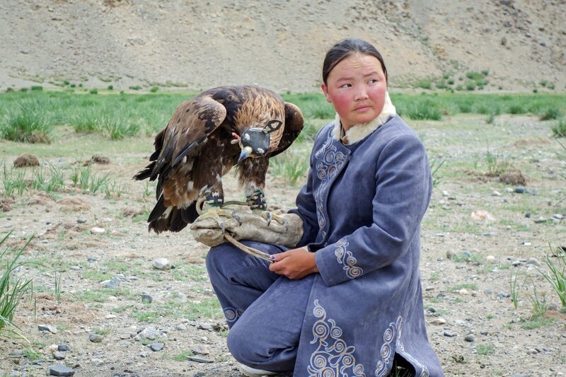 Aisholpan Nurgaiv mit ihrem Adler in der Westmongolei. – Bild: ZDF und ORF/​Urban Canyons/​Sebastian Peiter.
