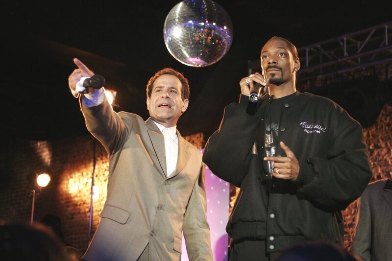 Rapper“ -- Pictured: (l-r) Tony Shalhoub as Adrian Monk, Snoop Dogg as Murderess -- USA Network Photo: Carin Baer – Bild: ORF/​Universal/​Carin Baer