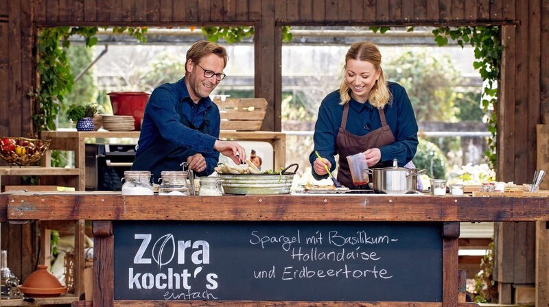 Viel Spass beim Kochen mit Ole Beeker und Zora Klipp. ( – Bild: NDR/​cineteam hannover/​Claudia Timmann