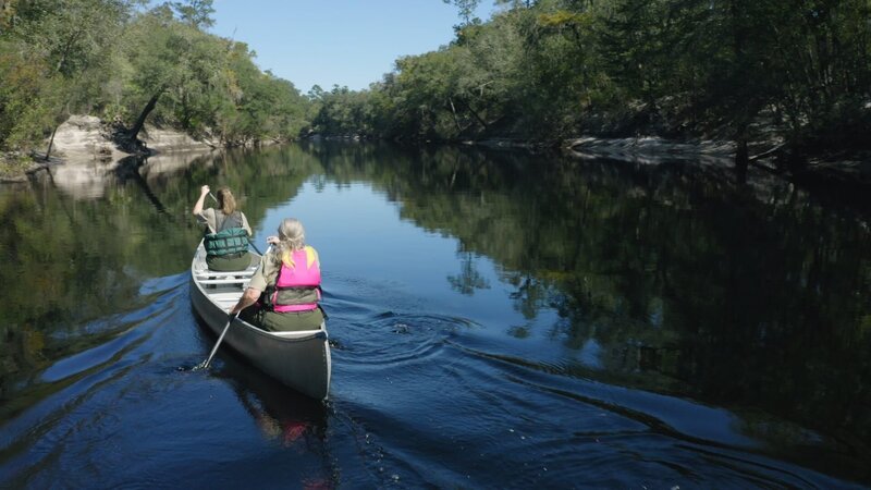 Suwannee River (USA) – Contributor Jennifer, Park Ranger, Stephen Foster State Park and Andrea Thomas, Park Ranger, Stephen Foster State Park, canoeing on the Suwannee at Stephen Foster State Park – Bild: Rivers Two (Saloon) Productions Inc