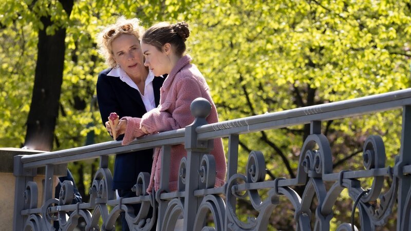 Flo Bohringer (Katja Riemann, l.) spricht ihrer Tochter Luna (Hannah Schiller, r.) nach einer Niederlage Mut zu. – Bild: ZDF und Tina Krohn./​Tina Krohn