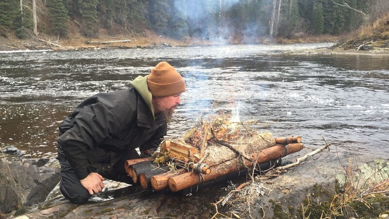 Boyce Goff builds a contraption in which to transport fire from one side of the river to the other. – Bild: Discovery Communications