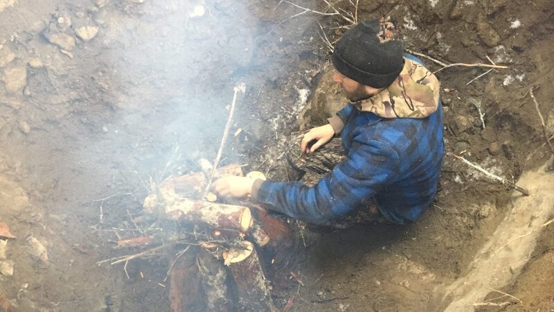 Ben building a fire in his digging site. – Bild: Discovery Channel /​ Photobank 35209_ep106_010.jpg /​ Discovery Communications