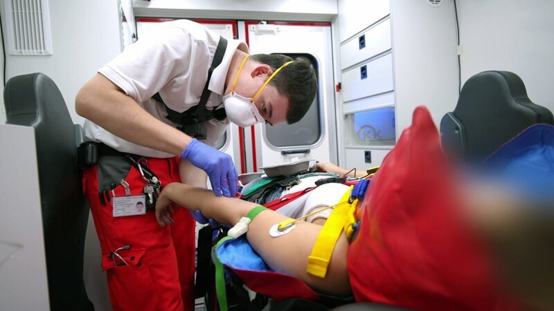 Nach einem Verkehrsunfall wird eine Patientin behandelt – Bild: RTL Zwei