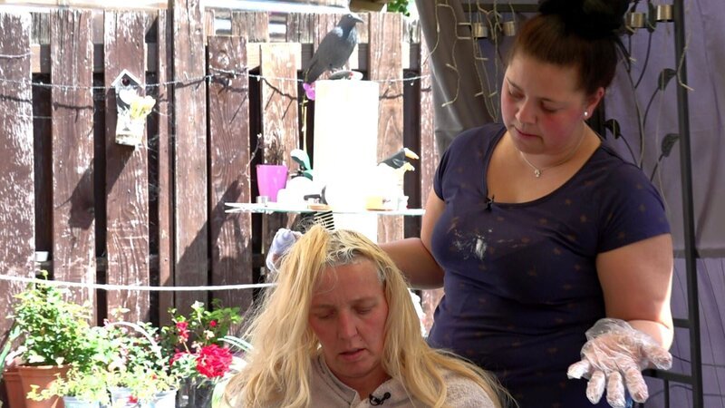 Einen Friseurbesuch kann sich die 43-jährige Katrin nicht leisten. Daher soll Tochter Vanessa ihr einen neuen Look verpassen. – Bild: RTL Zwei