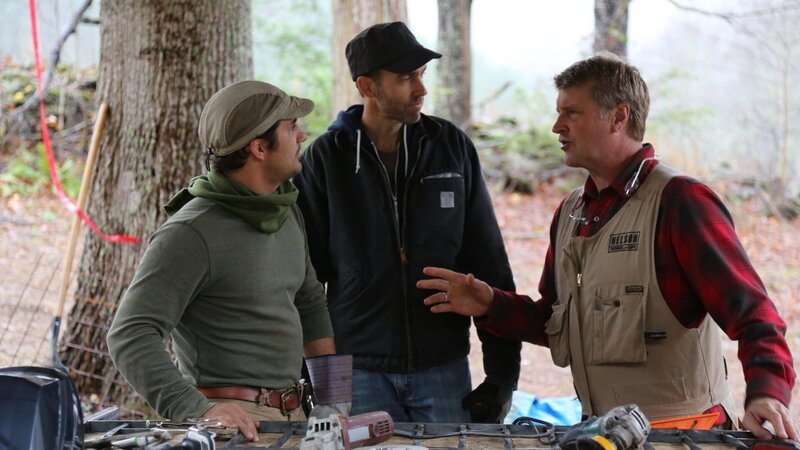Pete Nelson talking to two build team members during the treehouse build. – Bild: Animal Planet /​ Discovery Communications