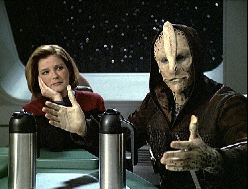Captain Kathryn Janeway (Kate Mulgrew,l.) und Tash (Albie Selznick). – Bild: Tele 5