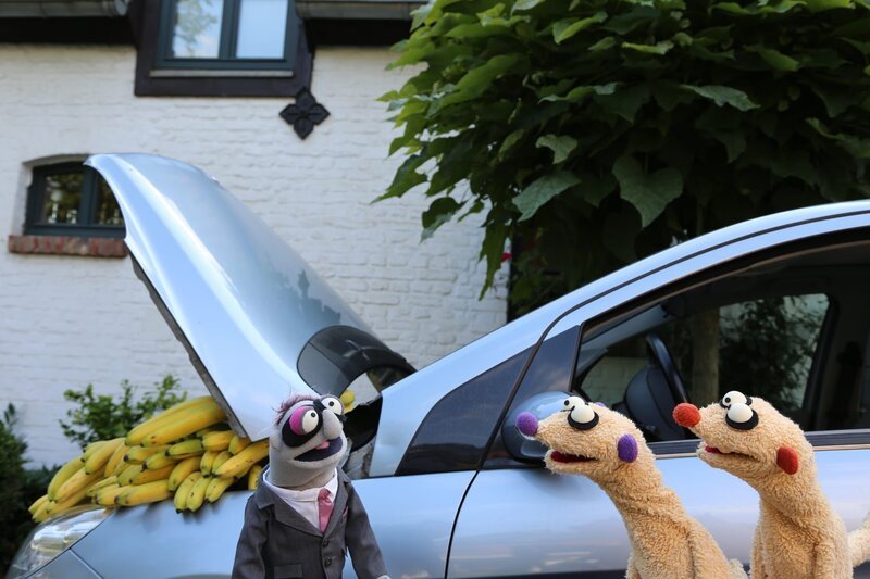 Wer hat dem Mann die Bananen in den Motor gefüllt? – Bild: NDR/​bigSmile