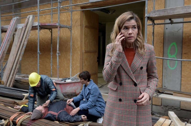 Karin Berger (Anke Engelke) und Rommy Kirchhoff (Nina Kunzendorf) werden Zeuginnen eines tödlichen Arbeitsunfalls auf einer Berliner Baustelle. – Bild: ZDF und ARD Degeto/​Christiane Pausch.