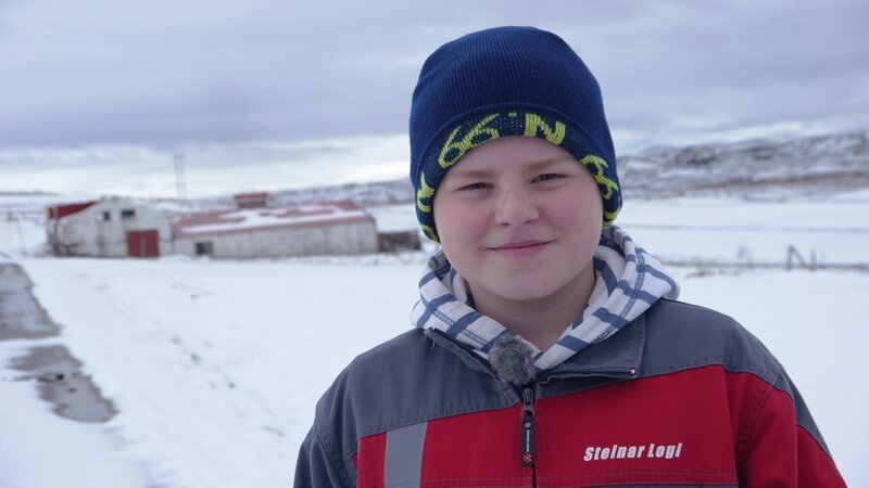 Steinar, 12 Jahre alt, lebt im Nordosten von Island auf einer Farm. Die Winter sind kalt und lang dort. – Bild: MDR/​Klaus Tümmler
