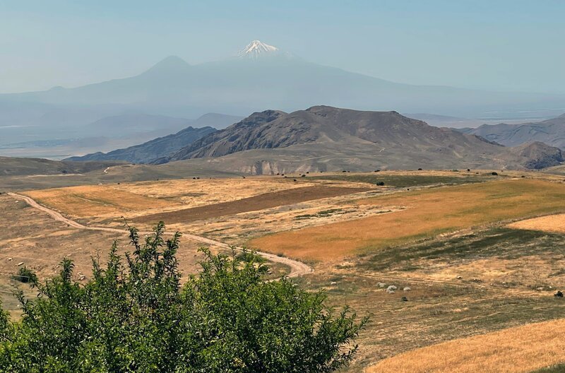 Blick von Khachik in Richtung Nachitschewan und Ararat – Bild: Florianfilm/​Ole Jacobs /​ Blick von Khachik in Richtung Nachitschewan und Ararat