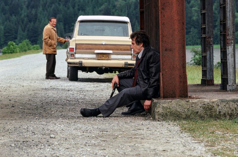 Insomnia - Schlaflos – Bild: Section Eight/​Summit Entertainment/​Insomnia Productions Witt/​Thomas Productions/​Alcon Entertainment /​ Der mutmaßliche Mörder Walter Finch (Robin Williams, li.) und Kommissar Dormer (Al Pacino, re.) treffen sich, um Beweismittel zu  …