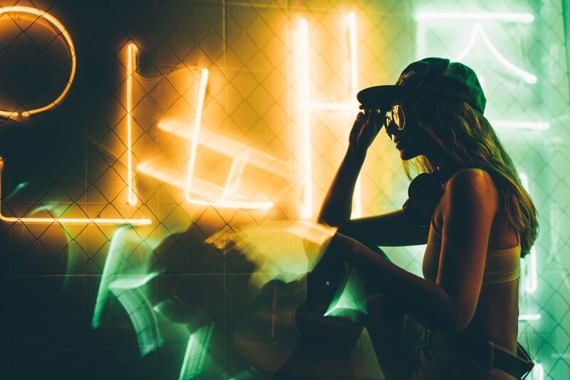 Hip-hop girl in cap in neon light. – Bild: Shutterstock /​ Shutterstock /​ Copyright (c) 2019 Mariia Korneeva/​Shutterstock. No use without permission.