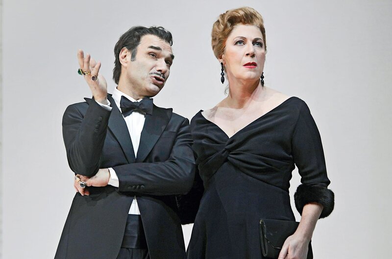 Richard Strauss: "Salome" – Bild: YLE/​ARTE/​Juha Mustonen /​ Herodes (Nikolai Schukoff) verstößt seine Frau und heiratet Herodias (Karin Lovelius), die Frau seines Halbbruders.