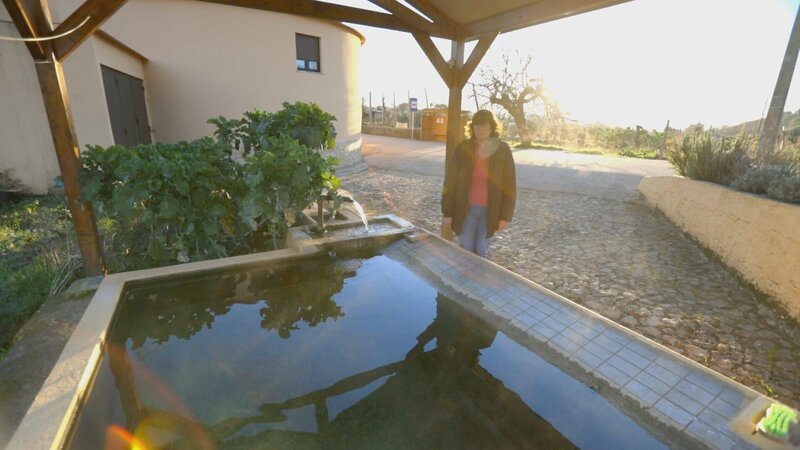 Portugal – Die Bewohnerin von Pedrógão Grande, Maria Do Céu Silva, steht neben dem Wassertank, der ihr das Leben gerettet hat. (National Geographic) – Bild: Copyright © The National Geographic Channel.