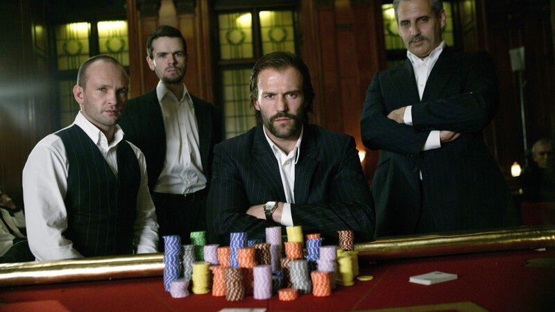 Jake Green (Jason Statham, Mitte) ist ein Spieler und gewinnt eigentlich immer.. – Bild: RTL Zwei