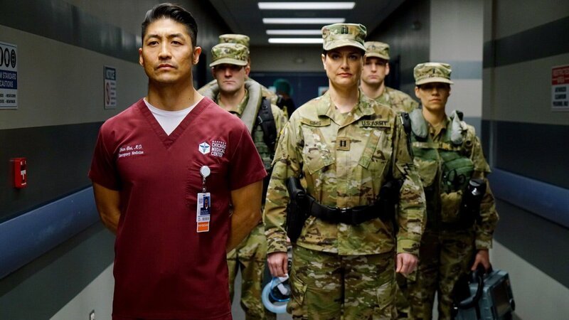 Er kommt dem Militär in die Quere: Brian Tee als Dr. Ethan Choi (l.) – Bild: SRF/​NBC Universal