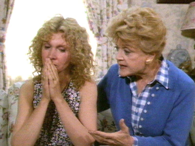 Jessica Fletcher (Angela Lansbury) tröstet Lois Fricksey (Susan Anspach), die über den Tod ihres Mannes nicht hinweg kommen kann. – Bild: Warner TV Serie