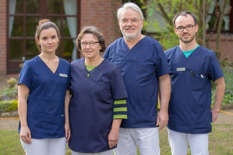 Kleintierklinik Wasbek (v.l.): Dr. med. vet. Hanja Frahm, Dagmar Frahm, Dr. med. vet. Johannes Frahm, Dr. med. vet. Michael Frahm – Bild: VOXup