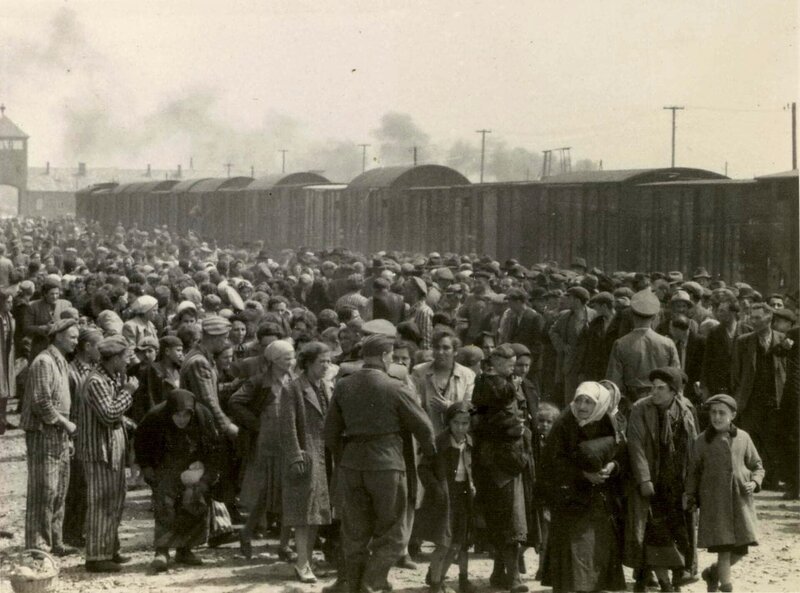 Auf der „Rampe“ in Auschwitz: SS-Fotograf Bernhard Walter dokumentiert für seine Vorgesetzten, wie im Mai 1944 ungarische Juden in Auschwitz eintreffen. – Bild: zdf /​ © THE HISTORY CHANNEL /​ zdf