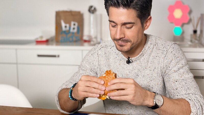 Einstein Hype um personalisierte Ernährung – Was bringt’s? Tobias Müller isst einen Burger. Copyright: SRF – Bild: SRF