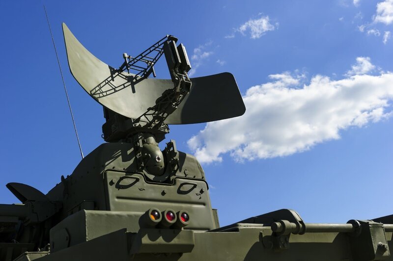 Die Dokumentation zeigt, wie die Zukunft solcher Spezialeinsätze aussehen könnte.; Verteidigungsradar des militärischen mobilen Raketenwerfersystem – Bild: TVNOW/​Shutterstock /​ AMatveev