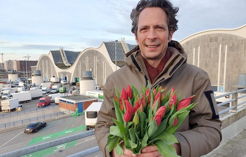 Auf dem Hamburger Blumengroßmarkt unterhält sich Jo Hiller mit Pflanzenerzeugern, Blumenzüchtern und Importeuren. – Bild: ORF/​NDR/​Christian Lang