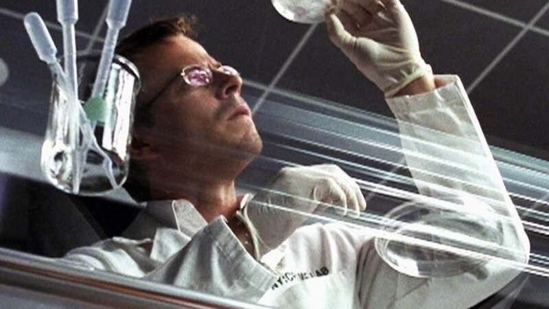 Die Spermaspuren bringen Detective Danny Messer (Carmine Giovinazzo) nicht weiter: Sie enthalten keine Samenzellen – und somit keine DNA. – Bild: MG RTL D