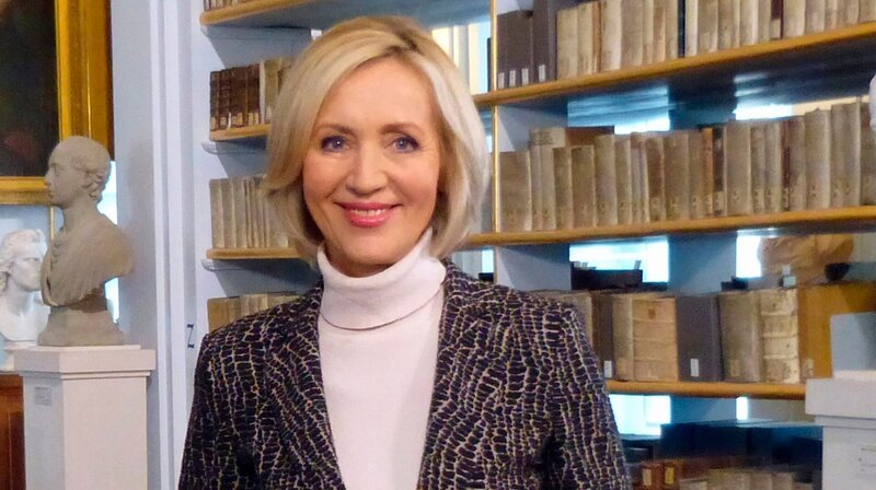 Petra Gerster in der Anna-Amalia-Bibliothek in Weimar. – Bild: PHOENIX/ZDF/Ingo Witt Petra Gerster in der Anna-Amalia-Bibliothek in Weimar. – Bild: PHOENIX/ZDF/Ingo Witt