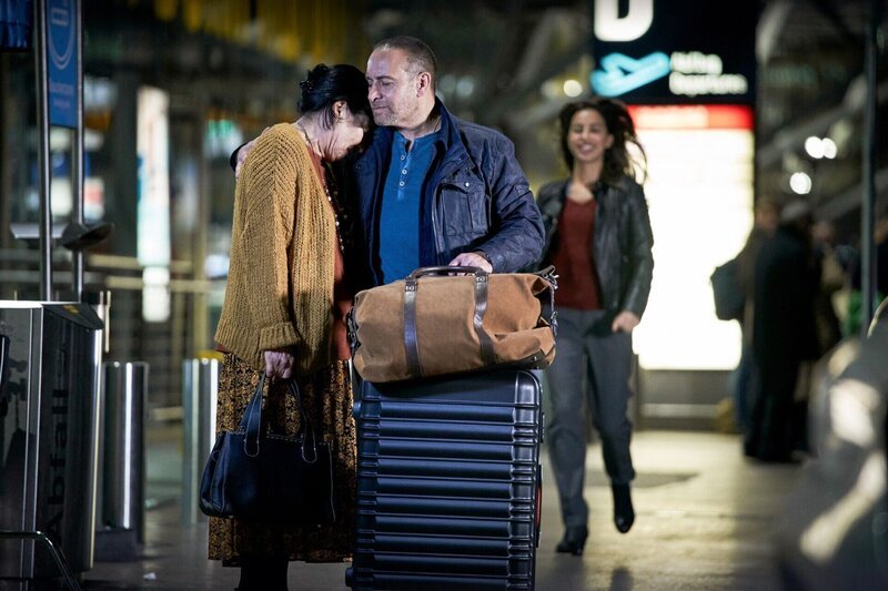 Semir (Erdogan Atalay) kommt mit seiner Mutter Selma (Özay Fecht, l.) endlich am Flughafen in Köln an. Sie werden von Dana (Gizem Emre) überglücklich empfangen. +++ – Bild: RTL /​ Guido Engels