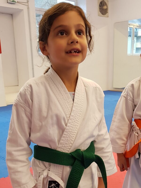 Mia ist 7 Jahre alt und Karatekämpferin. – Bild: hr
