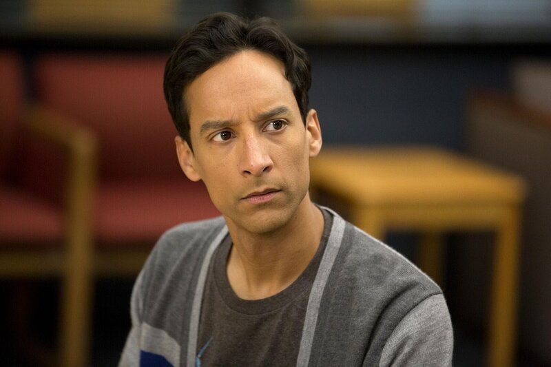 Geht Abed (Danny Pudi) in Sachen Erbe als einziger der Gruppe leer aus? – Bild: 2015 Sony Pictures Television Inc. and Open 4 Business Productions LLC. All Rights Reserved. /​ Justin Lubin Lizenzbild frei