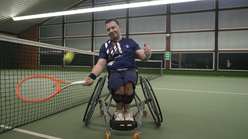 Von einer Verletzung lässt Tennisprofi Anthony Dittmar sich nicht ausbremsen. +++ – Bild: RTL /​ AZ MEDIA TV