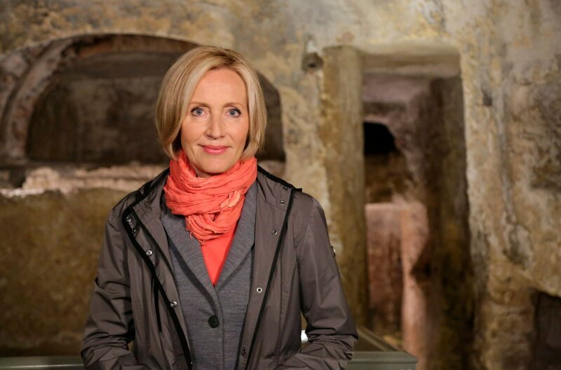 Petra Gerster in den Paulus-Katakomben auf Malta. – Bild: PHOENIX/ZDF/Tom Kaiser Petra Gerster in den Paulus-Katakomben auf Malta. – Bild: PHOENIX/ZDF/Tom Kaiser