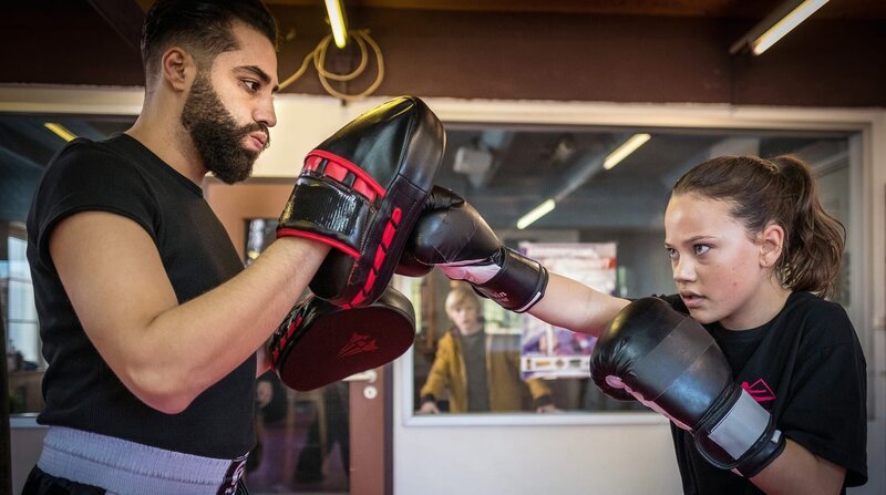 Kim (Kais Setti, li.) bereitet Kira (Marlene von Appen) auf die Kickbox-Meisterschaften vor. – Bild: NDR/​Boris Laewen