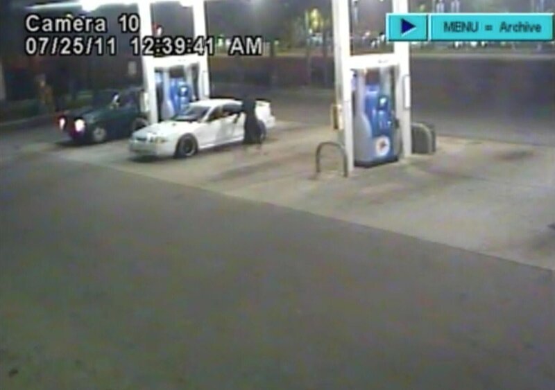 Aufnahmen von Überwachungskameras, die zeigen, wie der Täter seinen Fingerabdruck auf der Autotür des Opfers hinterlässt +++ – Bild: RTL /​ Arrow International Media /​ Der weiße Mustang