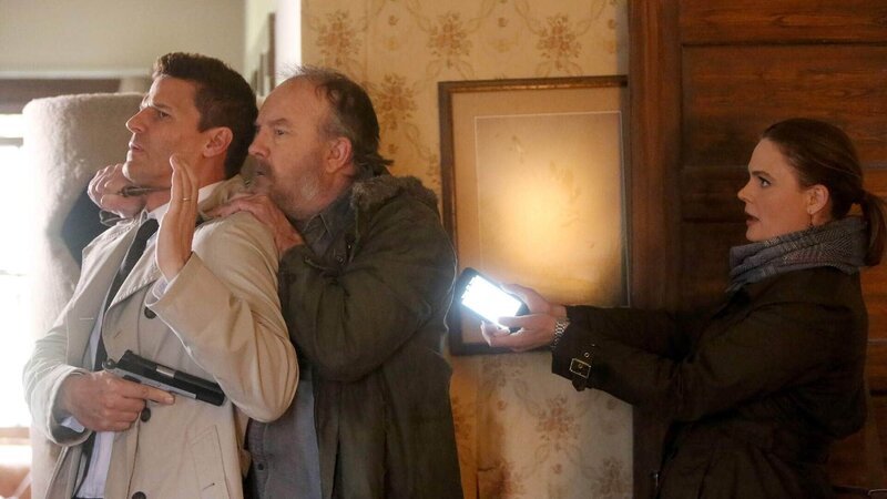 Brennan (Emily Deschanel) kommt Booth (David Boreanaz, l.) zur Hilfe, der von George Gibbons (Jim Beaver) mit einem Messer bedroht wird …. – Bild: TVNOW /​ FOX
