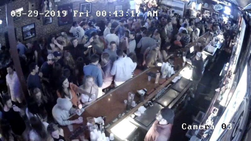 Überwachungskamera-Aufnahme: Samantha Josephson an der Bar im Nachtclub +++ – Bild: RTL /​ Arrow International Media /​ Ein tödlicher Irrtum