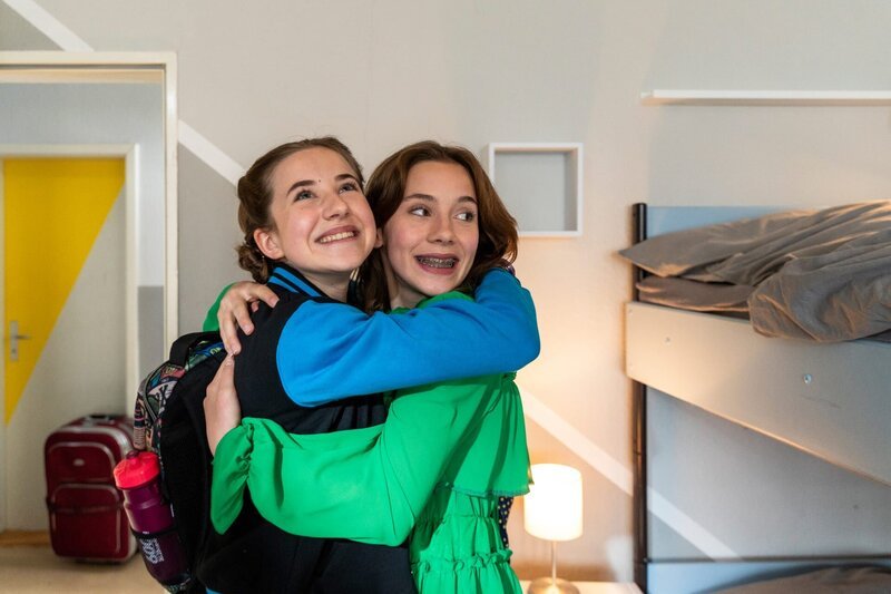 Nesrin (Julie Marienfeld, li.) und Annika (Merle Sophie Eismann) wollen unbedingt ein gemeinsames Zimmer im Internat. – Bild: mdr/​Saxonia Media/​Thomas Dietze