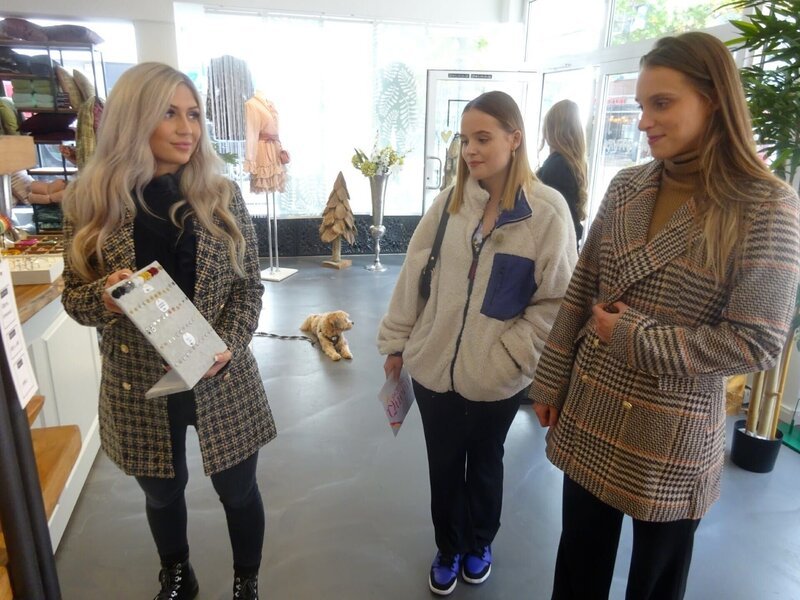 V.l.: Verkäuferin, Shoppingbegleitung Lilli und Kandidatin Lara – Bild: VOXup