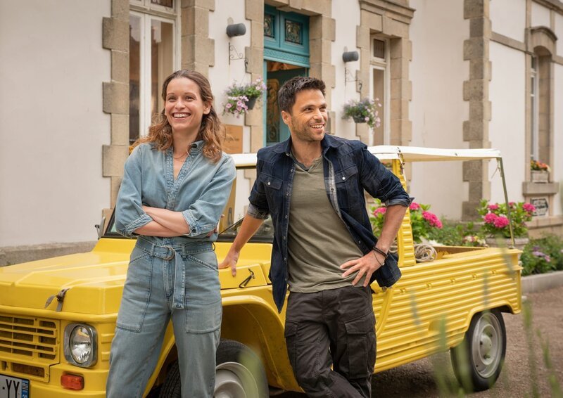 Britta (Kristin Suckow) und Yves (Karim Chérif) lernen sich in der Bretagne kennen. – Bild: ZDF und Florian Licht.