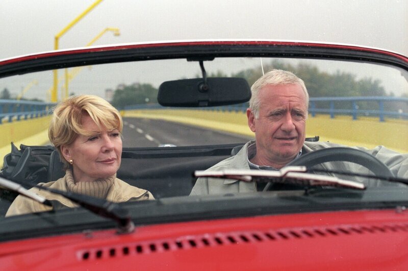 Julia und Arthur machen einen Ausflug im Cabrio (v.li.: Christiane Hörbiger, Peter Bongartz). – Bild: ORF/​Dor-Film/​Petro Domenigg