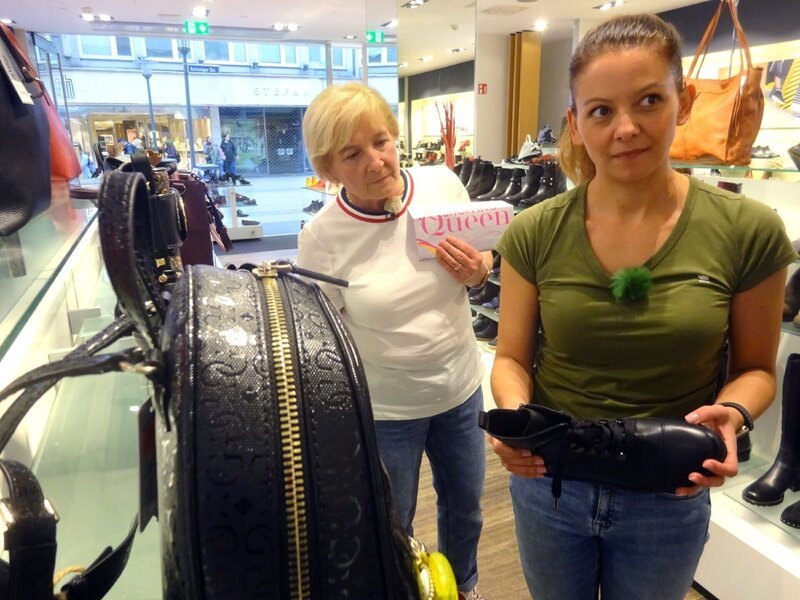 Shoppingbegleitung Gabi (l.) und Kandidatin Nadine – Bild: VOXup
