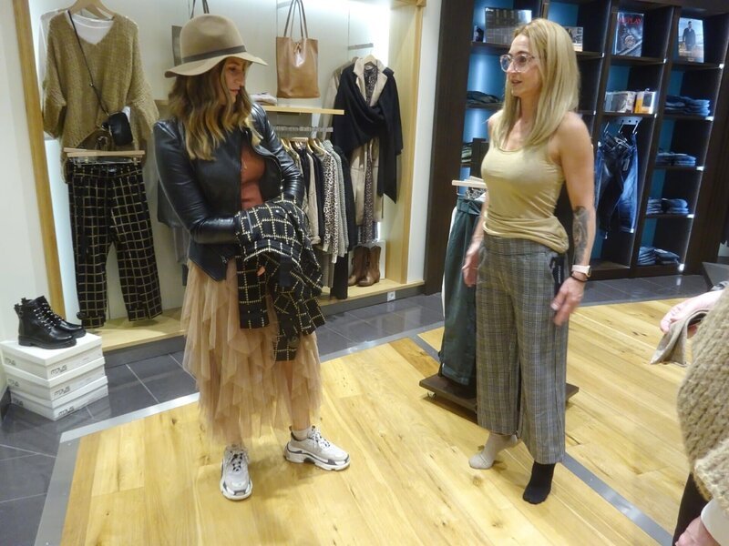 Shoppingbegleitung Charlotte (l.) und Tina – Bild: VOXup