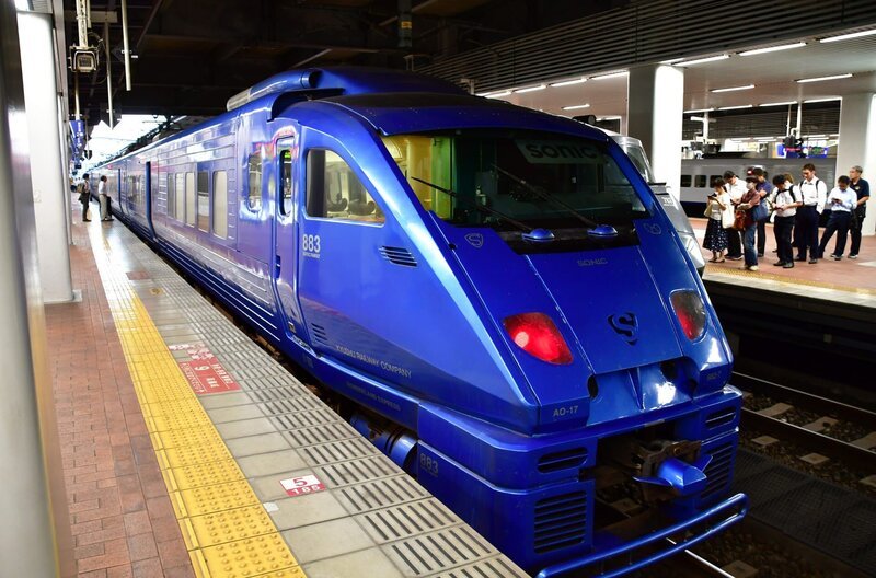 Ein Expresszug in Hakata Station – neben den Shinkansen Hochgeschwindigkeitszügen gibt es ein  großes ganz Japan umspannendes Netz von Eisenbahnen in der Spurweite 1067 Milimeter. – Bild: SWR