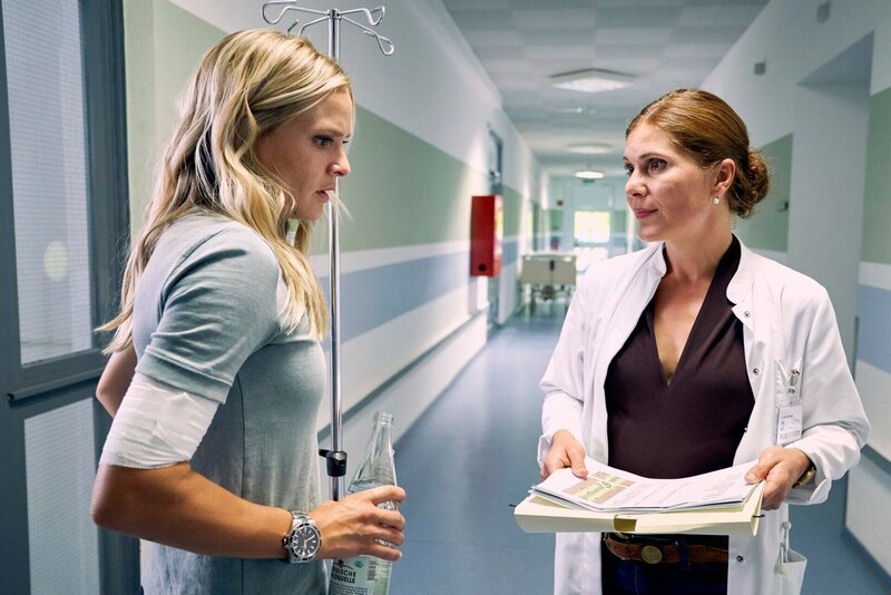 Dr. Kessler (Yasmina Djaballah) offenbart Vicky (Pia Stutzenstein, l.), dass sie an die Dialyse muss. +++ – Bild: RTL /​ Guido Engels