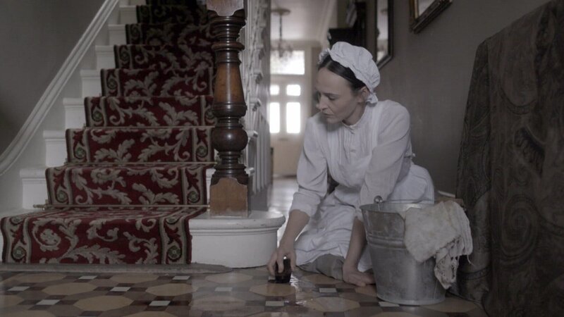 Die Arbeitgeberin von Kate Webster, Mrs. Thomas, ist im Umgang mit Dienstboten herrisch, spitzzüngig und äußerst unangenehm. Schon kurz nach ihrer Anstellung geraten die beiden Frauen aneinander. Im Jahr 1879 ermordete die Hausangestellte Kate Webster ihre Arbeitgeberin. – Bild: ZDF und Edward Cotterill./​Edward Cotterill
