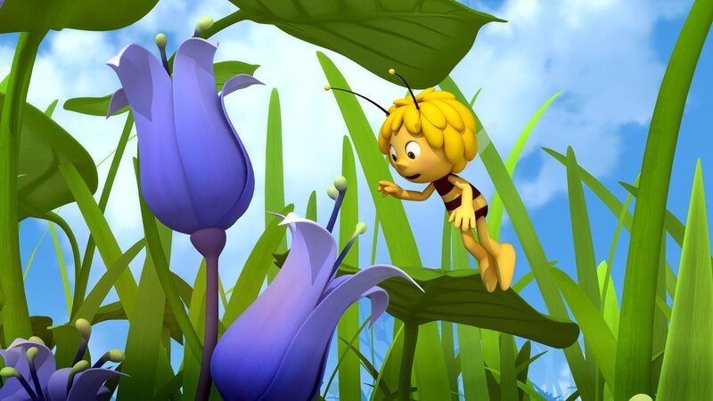 Maja findet eine blaue Blume. – Bild: ZDF und Studio 100 Animation./​Studio 100 Animation