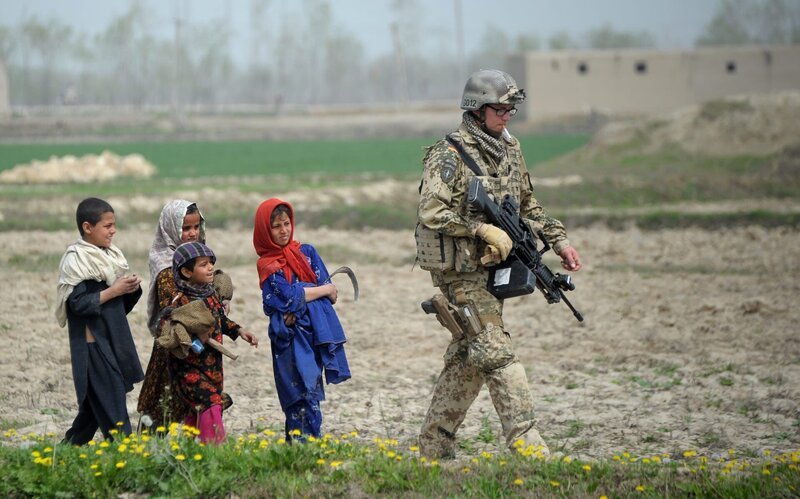 20 Jahre lang dauerte der Bundeswehreinsatz in Afghanistan. Mit großen Hoffnungen begonnen, endete er im August 2021 mit einer chaotischen Rettungsaktion für einheimische Helfer, die vor den siegreichen Taliban Schutz suchen. – Bild: ZDF und afp /​ eisele