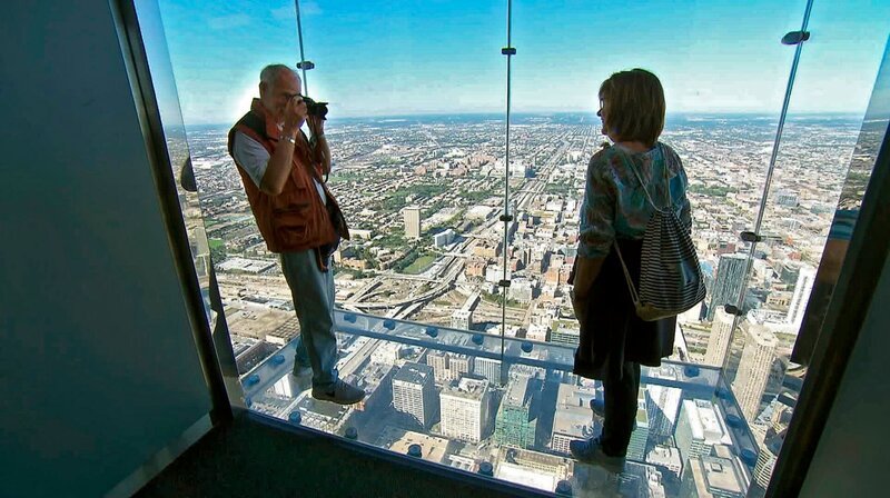 Jürgen Palzeweski und Petra Fretschen im Willis Tower in Chicago. Petra überwindet ihre Höhenangst. – Bild: SWR/​Fandango